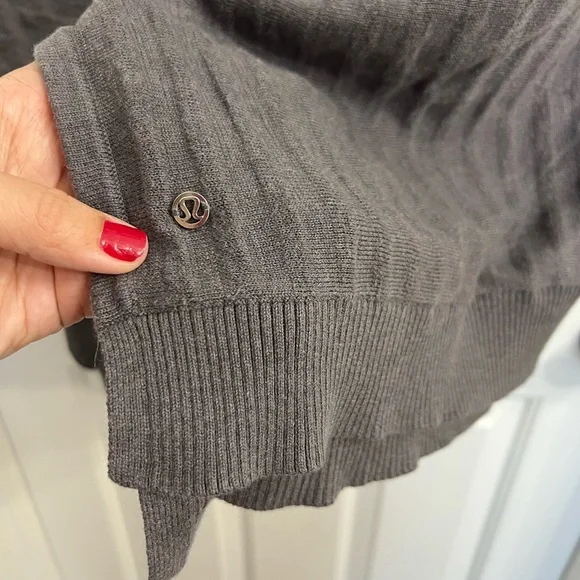 Lululemon Forward Flow Poncho in Heathered Moonwalk - Picture 4 of 9